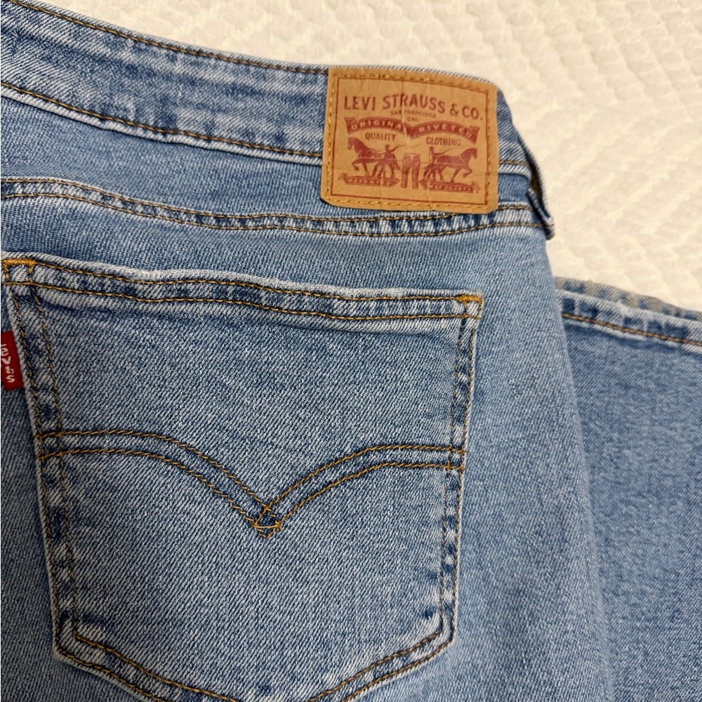 Levi’s Women’s Low Rise Bootcut Jeans Light Wash Size 32 - Picture 3 of 11